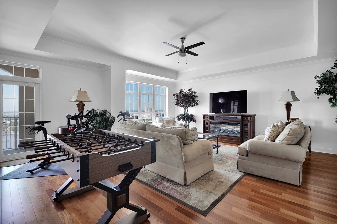 Building Photo - 400 E Bay St