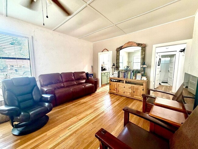 Building Photo - 110 Durazno