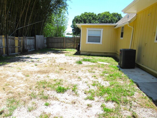 Building Photo - 5310 Palm Dr