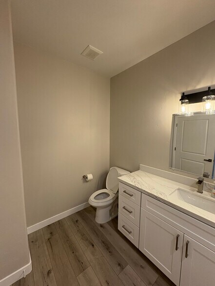 Building Photo - 2820 Palisades Dr