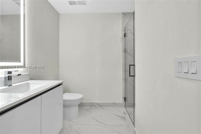 Building Photo - 700 NE 24th St