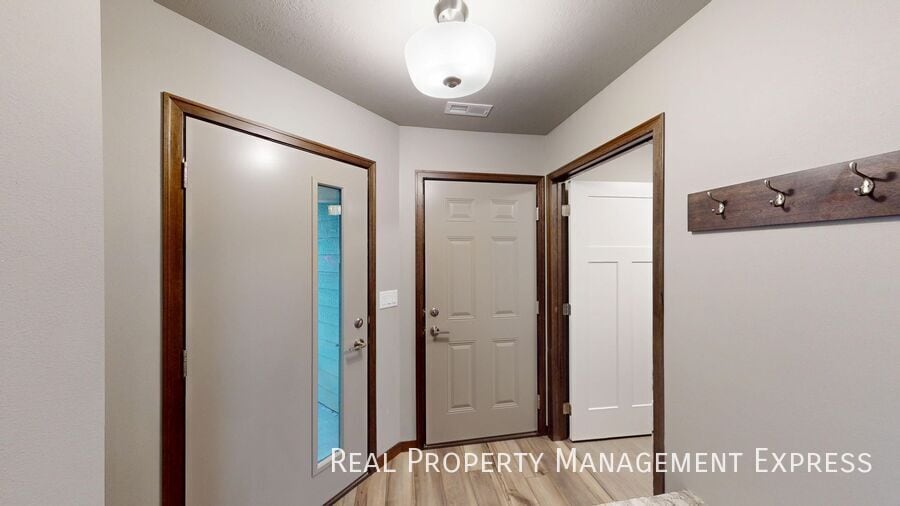 Building Photo - Bright, Spacious, and Move-In Ready 2-Bedr...