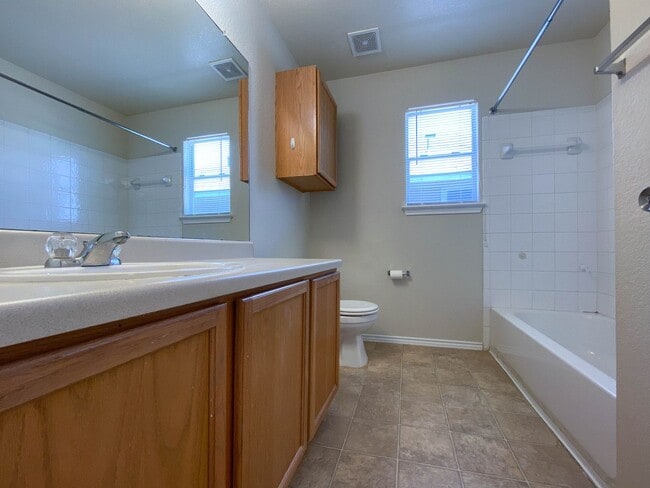 Building Photo - Spacious 4/BR 2.5/BA Two-Story Home with F...
