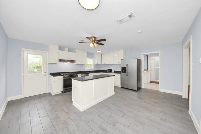 Building Photo - 6214 Diamond Ct