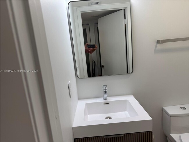 Building Photo - 540 Brickell Key Dr
