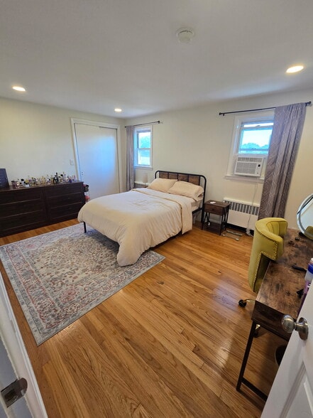 2nd bedroom w/ 2 closets - 26 Beechwood Ave