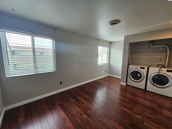 Building Photo - Upper Level Condo overlooking Pool and Clu...