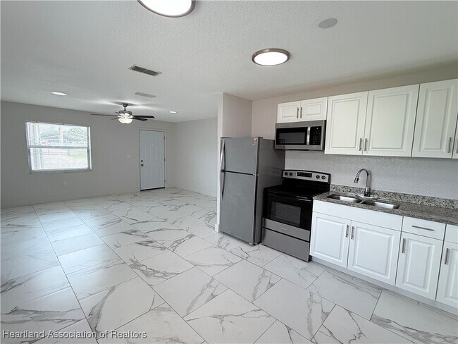 Building Photo - 520 Las Palmas Cir
