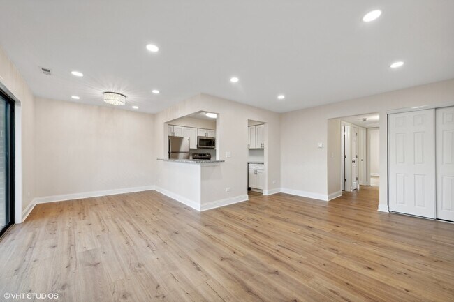 Building Photo - 224 W Ct of Shorewood