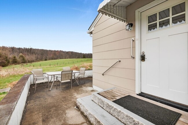 Building Photo - Fully Furnished Bright & Comfortable 1-Bedroom Cottage Available for Rent