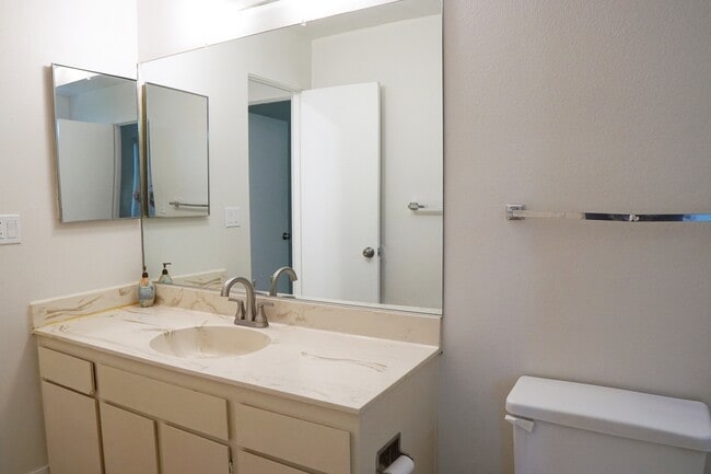 Building Photo - 51815 Avenida Martinez