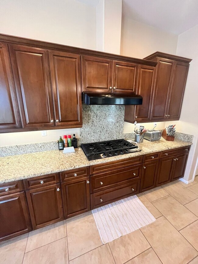 Building Photo - Fully?Furnished 4?Bed?|?3?Bath Pool Home i...