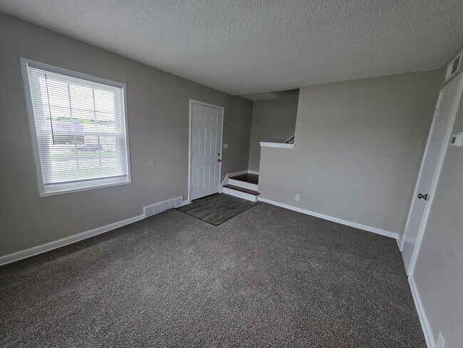 Building Photo - Spacious 2 Bed, 1.5 Bath Duplex Near Red Bridge