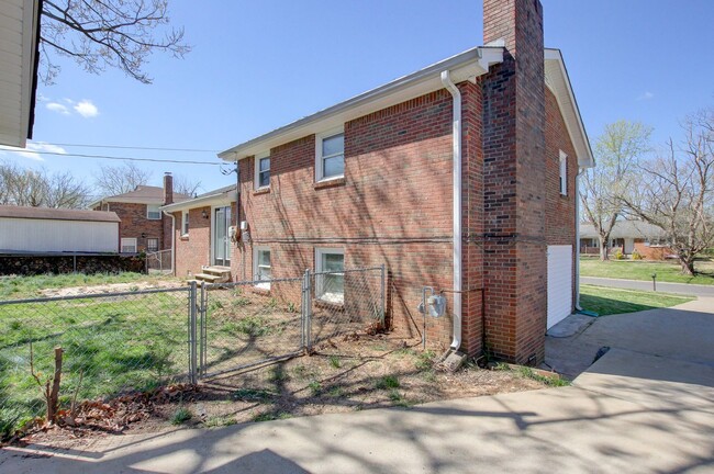 Building Photo - Four Bedroom with Bonus Room and a detache...