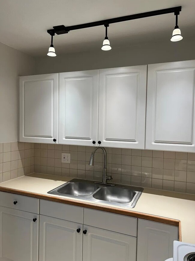 Building Photo - 552 Holly Dr