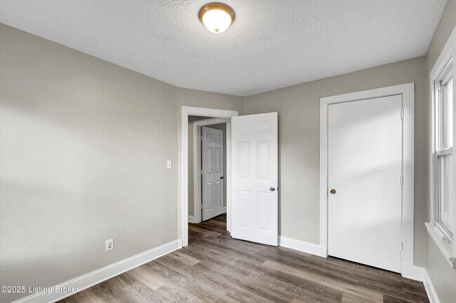 Building Photo - 3328 Farnsley Rd