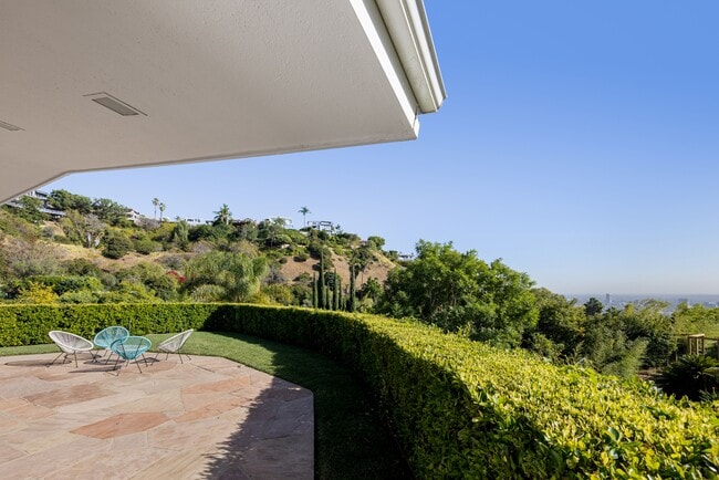 front yard - 8811 Rising Glen Pl