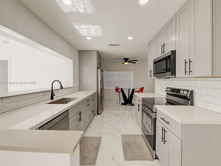 Building Photo - 5030 NW 41st Ct