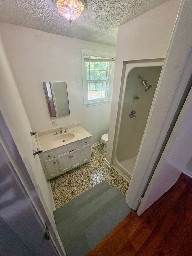 Building Photo - 3 Bed /2.5 Bath East Nash!
