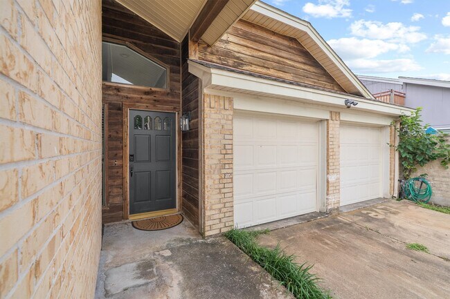 Building Photo - 7815 Royan Dr