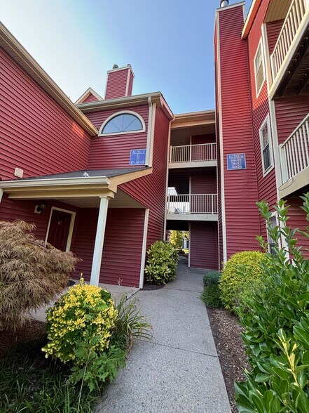 1BR-1BA Condo - $1900 - 83 Crosspointe Dr