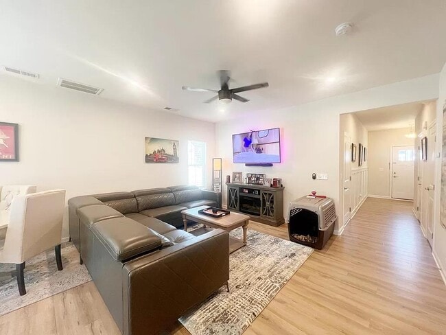 Building Photo - 100 Lilywood Ct