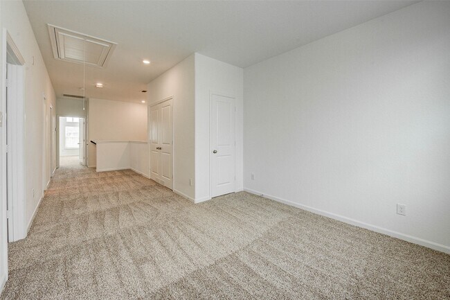 Building Photo - 207 Club Crest Ln