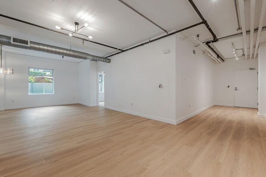Building Photo - 645 W 9th St