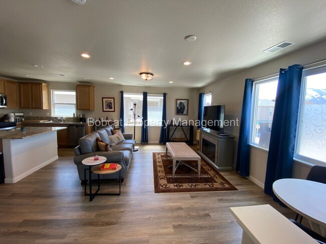 Building Photo - Nicely Furnished Townhome in Indian Hills