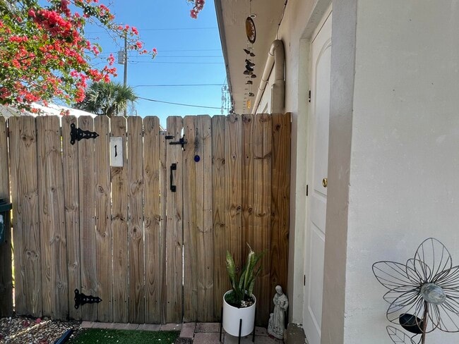 Building Photo - 1130 NE 3rd Ave