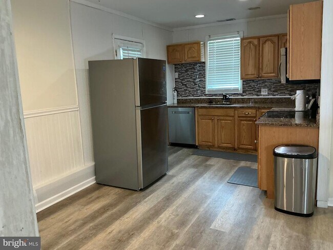 Building Photo - 818 Balsamtree Pl
