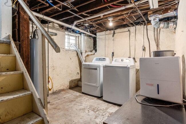 Building Photo - 415 W 5th Ave