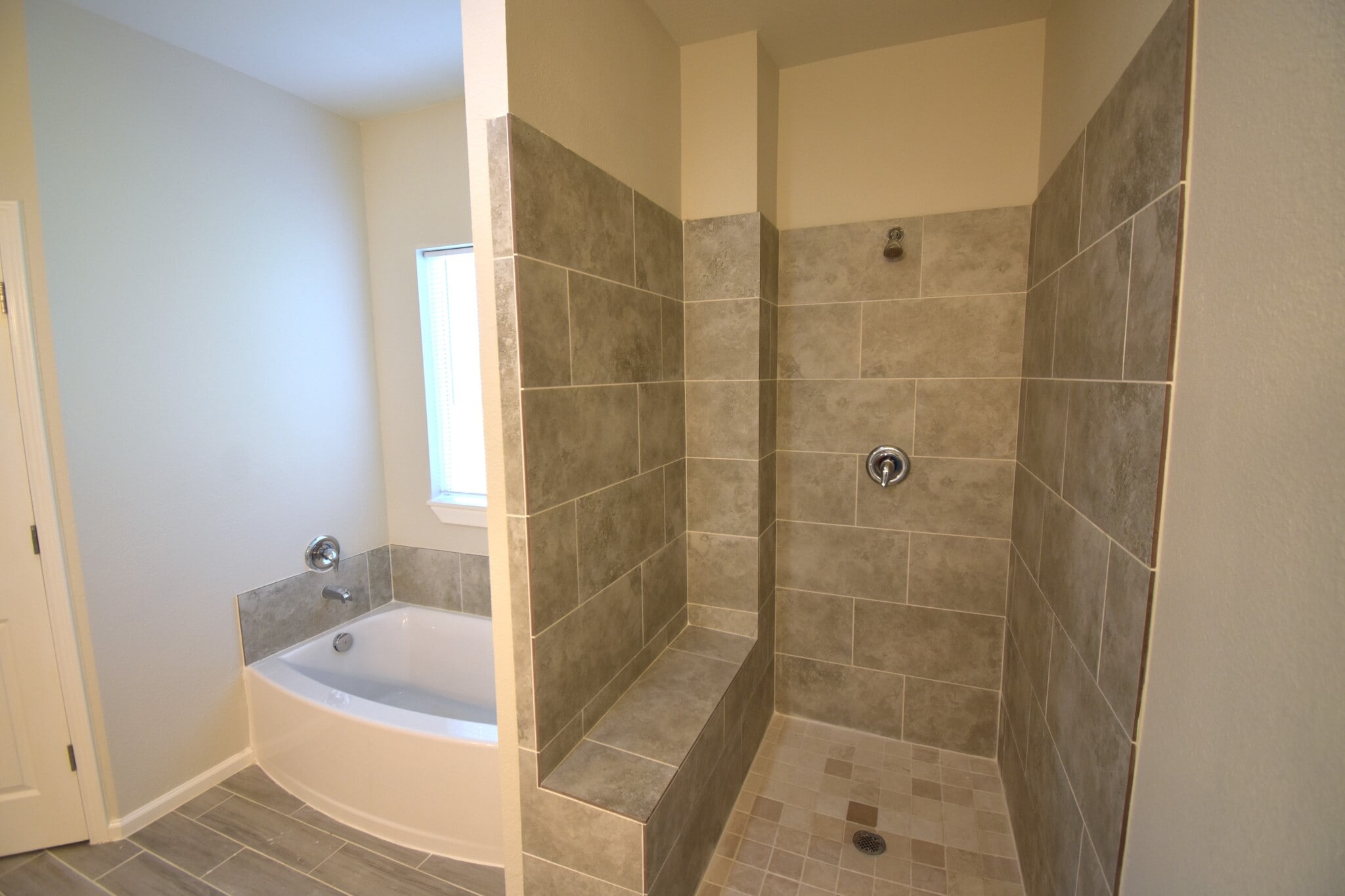 Master Bathroom Tub and Shower - 7952 Blue St