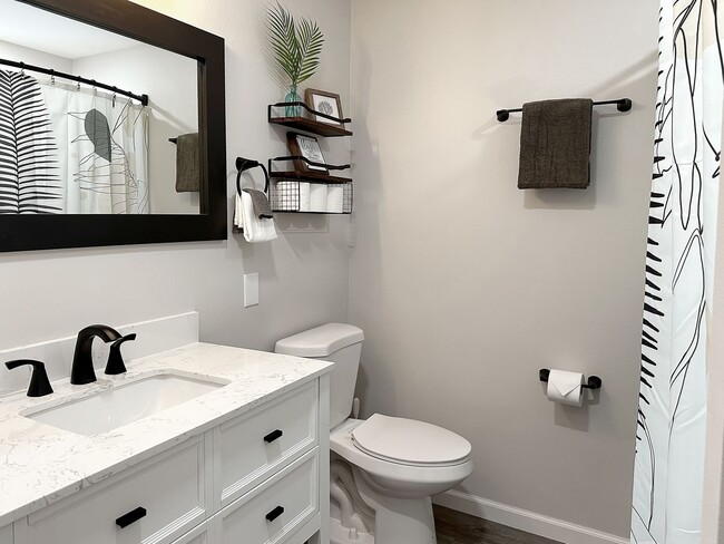 Building Photo - Fully Furnished Two Bedroom / Two Bath Wai...
