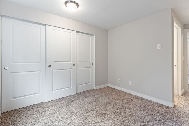 Building Photo - Large Two Bedroom Two Bath with Creek View! $1000 Off! Comes with Washer & Dryer!