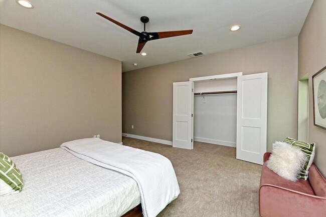 Building Photo - 1202 Cometa St