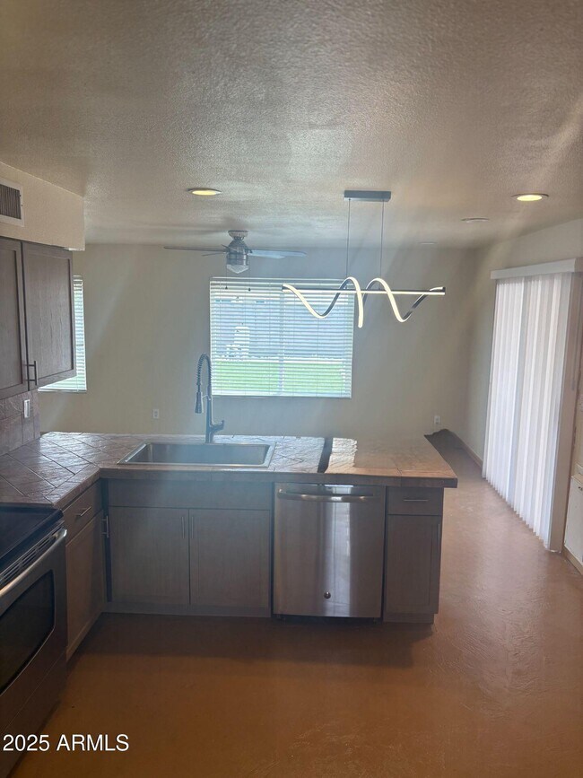 Building Photo - 4027 E Windrose Dr