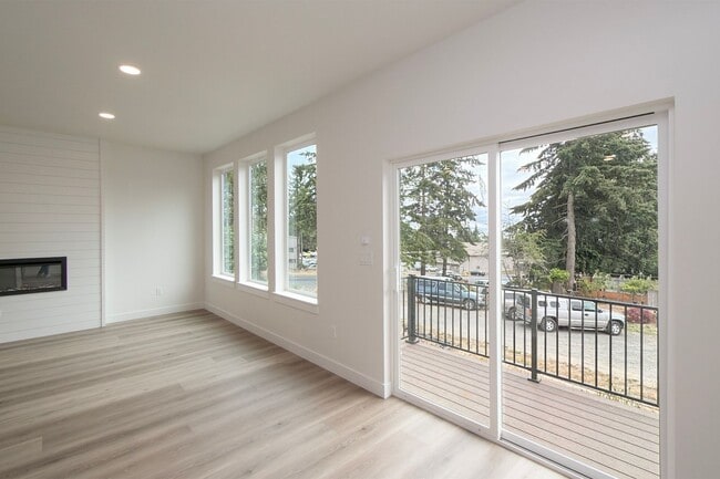 Building Photo - 1106 W Lauridsen Blvd