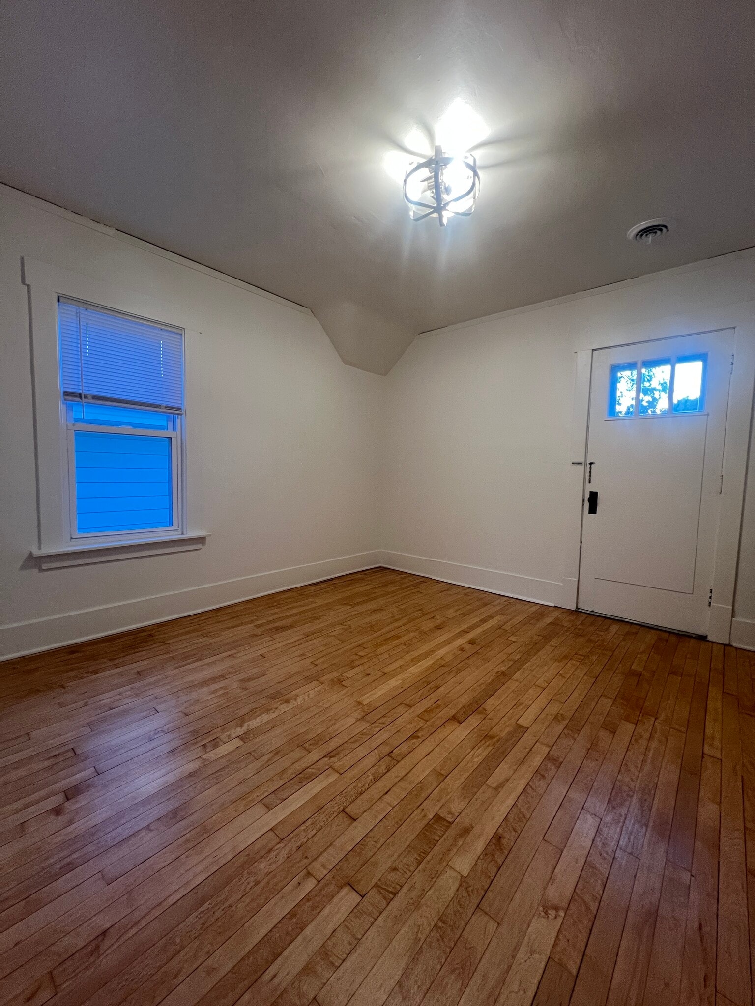 Building Photo - 2033 S 82nd St