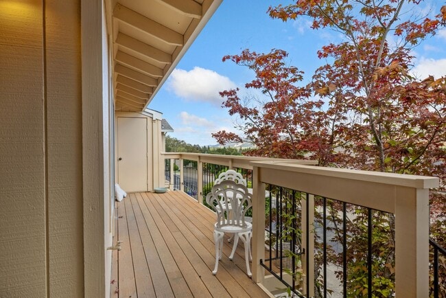 Building Photo - Breathtaking views of Hood Mountain and Su...