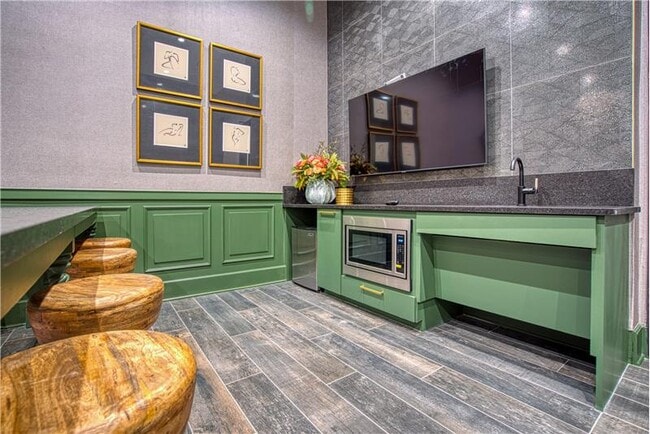 Building Photo - 702 E 11th St