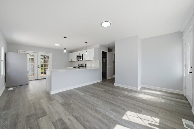 Building Photo - 407 Laurel Ave