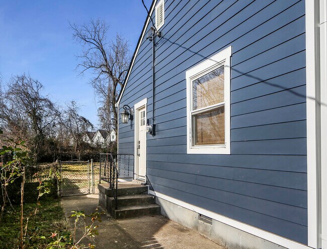 Building Photo - 1104 Matthews Pl