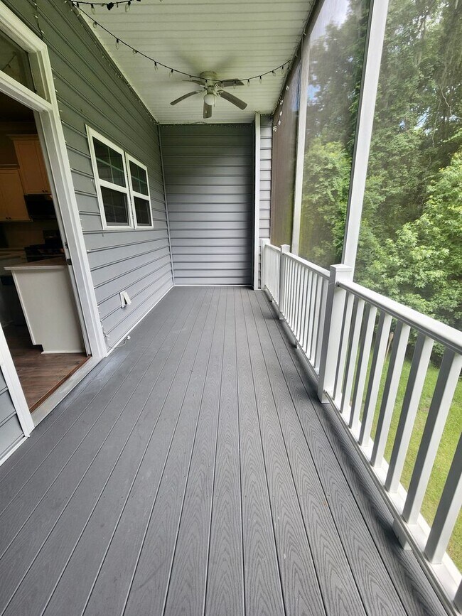 Building Photo - Well maintained end unit townhome in Grand...