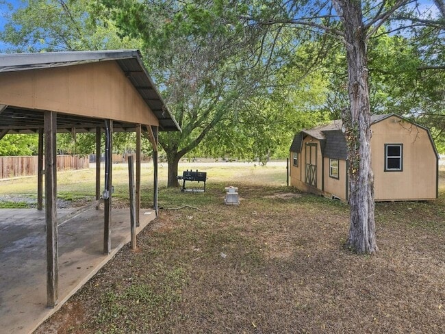 Building Photo - 1303 Lovers Ln