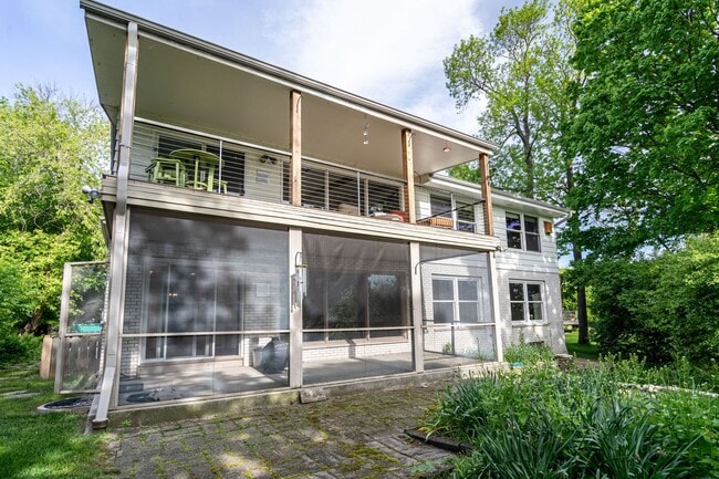 Building Photo - LIVE ON LAKE MICHIGAN IN THIS SPACIOUS CONDO!