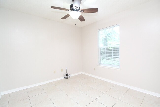 Building Photo - 3BR Home in Milton | All Tile Flooring (No Carpet) | Fenced Yard + Garage | Available 5/1.