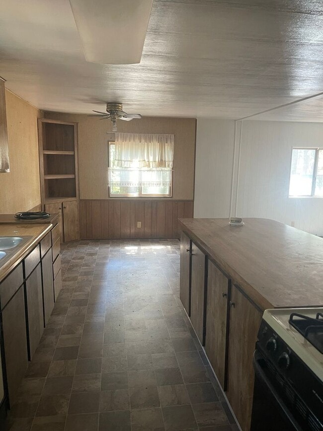 Building Photo - Upper Magalia Cute & clean 2 bed, 2 bath, storage shed, natural landscaping