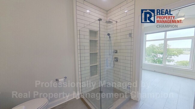 Building Photo - Luxury Condo with Water Views in Heart of Wilmington