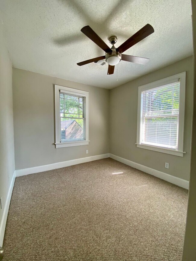 Building Photo - Two Bedroom/One Bathroom, Top Floor Minutes From Beltline